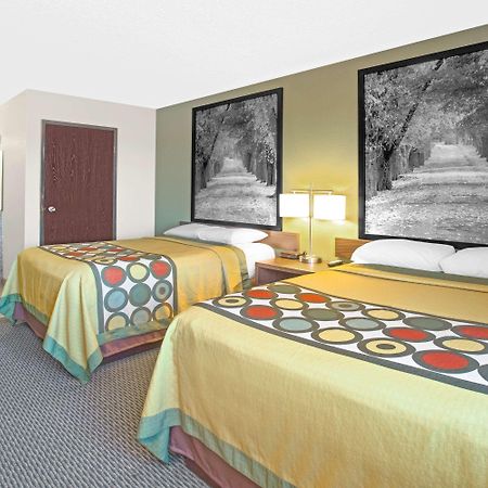 Super 8 By Wyndham Windsor/Madison North Hotel Bagian luar foto