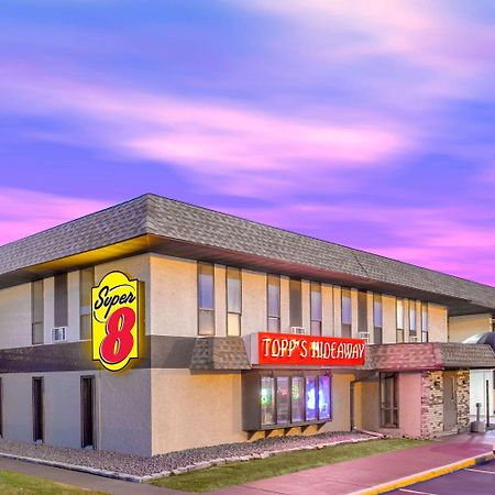 Super 8 By Wyndham Windsor/Madison North Hotel Bagian luar foto