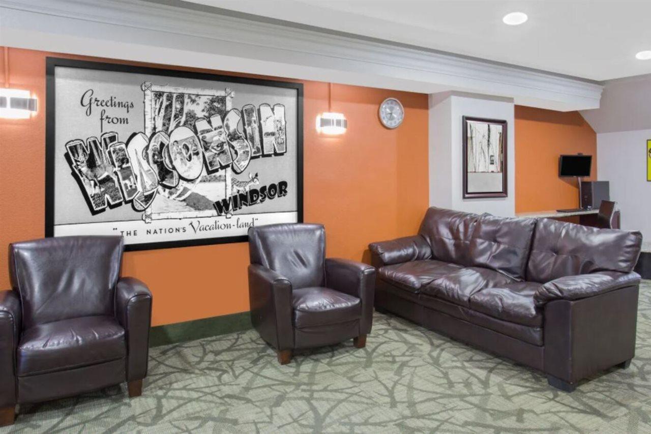 Super 8 By Wyndham Windsor/Madison North Hotel Bagian luar foto