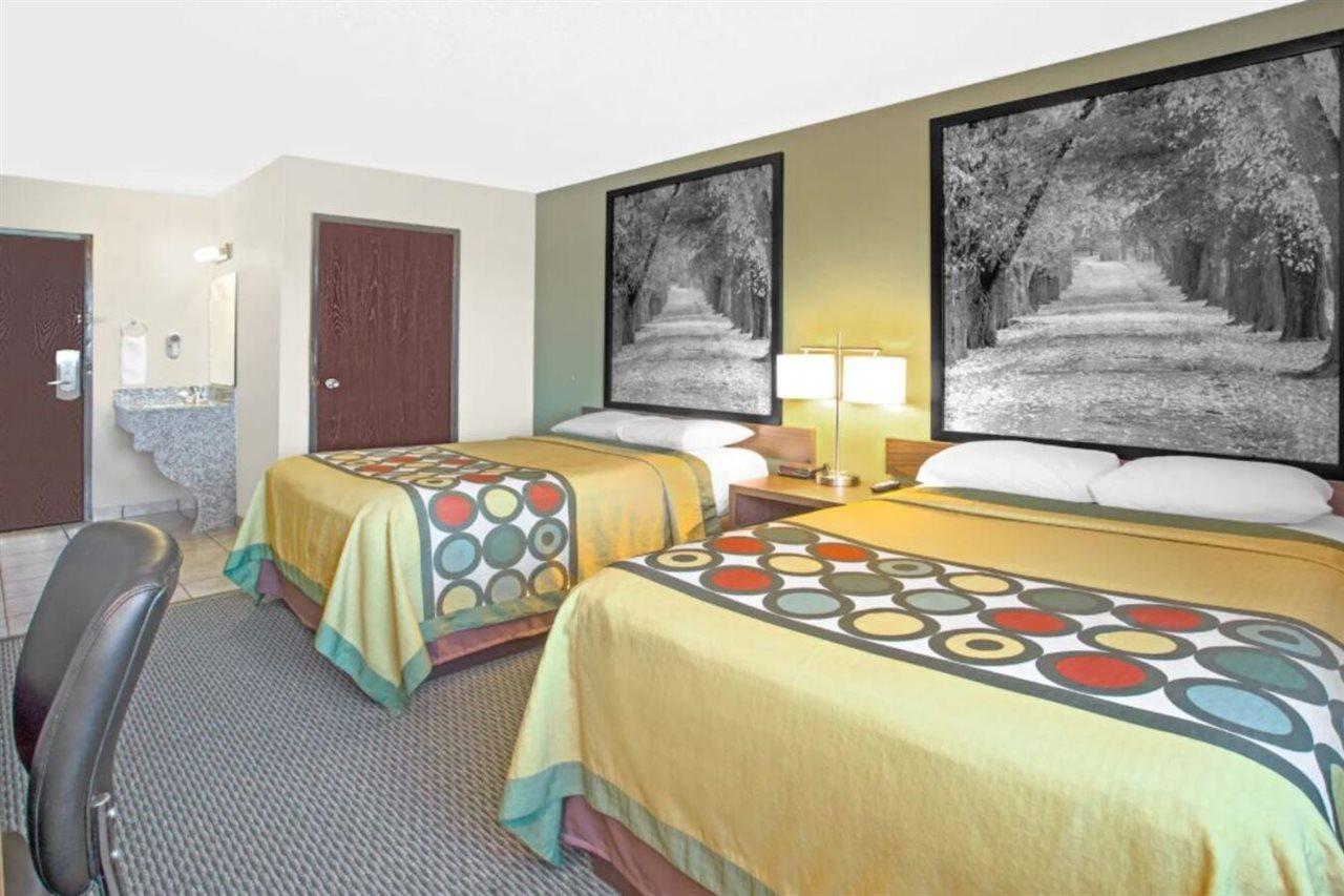 Super 8 By Wyndham Windsor/Madison North Hotel Bagian luar foto