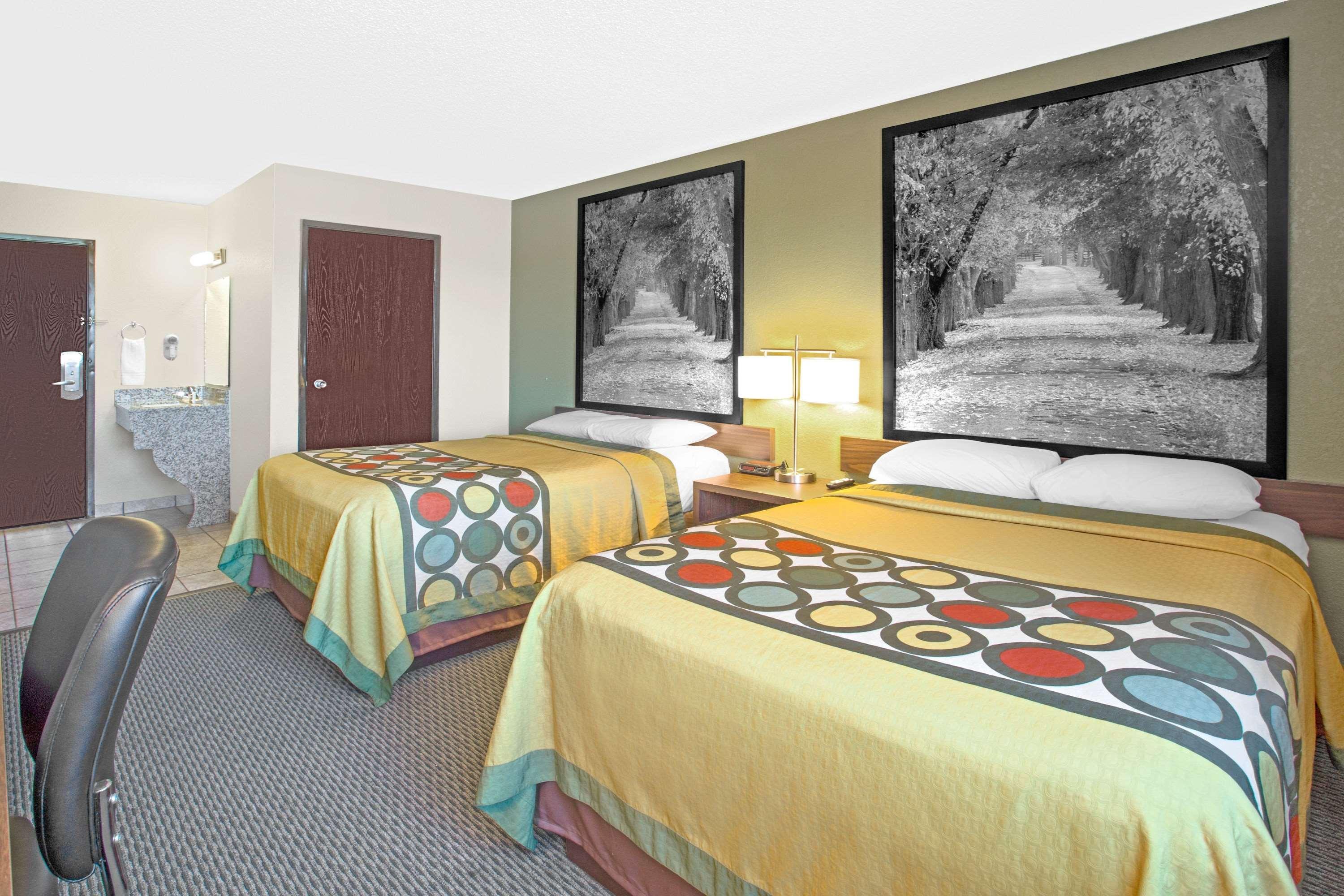 Super 8 By Wyndham Windsor/Madison North Hotel Bagian luar foto