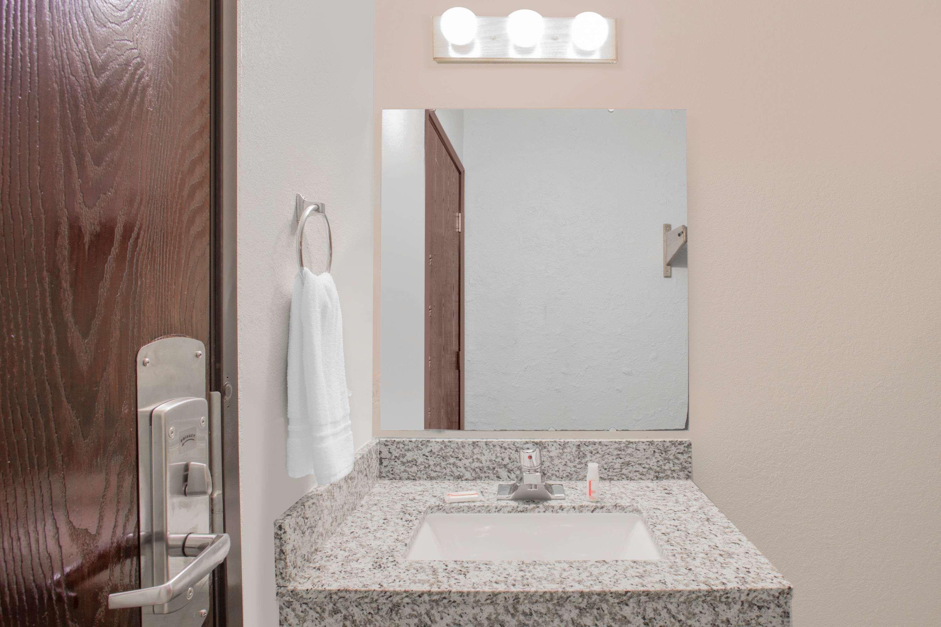Super 8 By Wyndham Windsor/Madison North Hotel Bagian luar foto