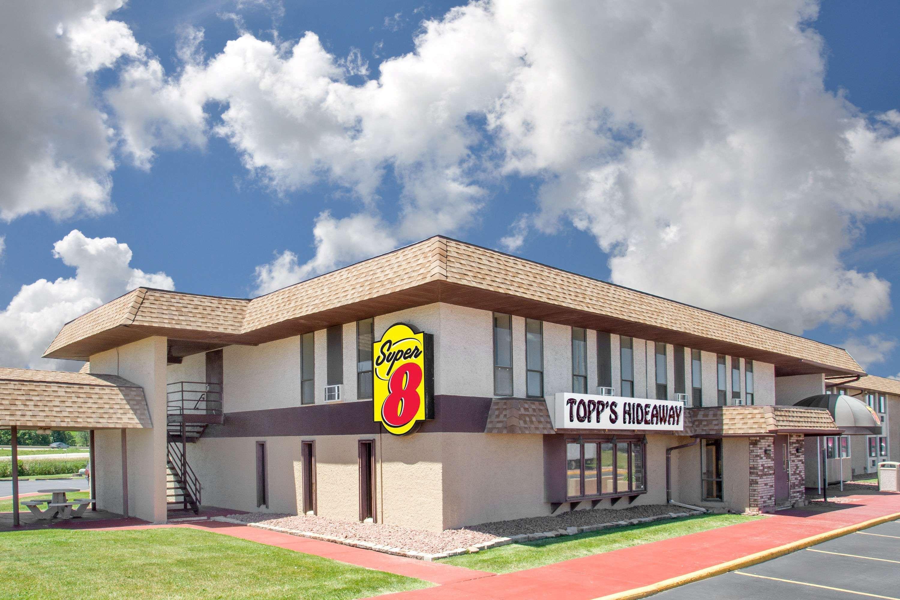 Super 8 By Wyndham Windsor/Madison North Hotel Bagian luar foto