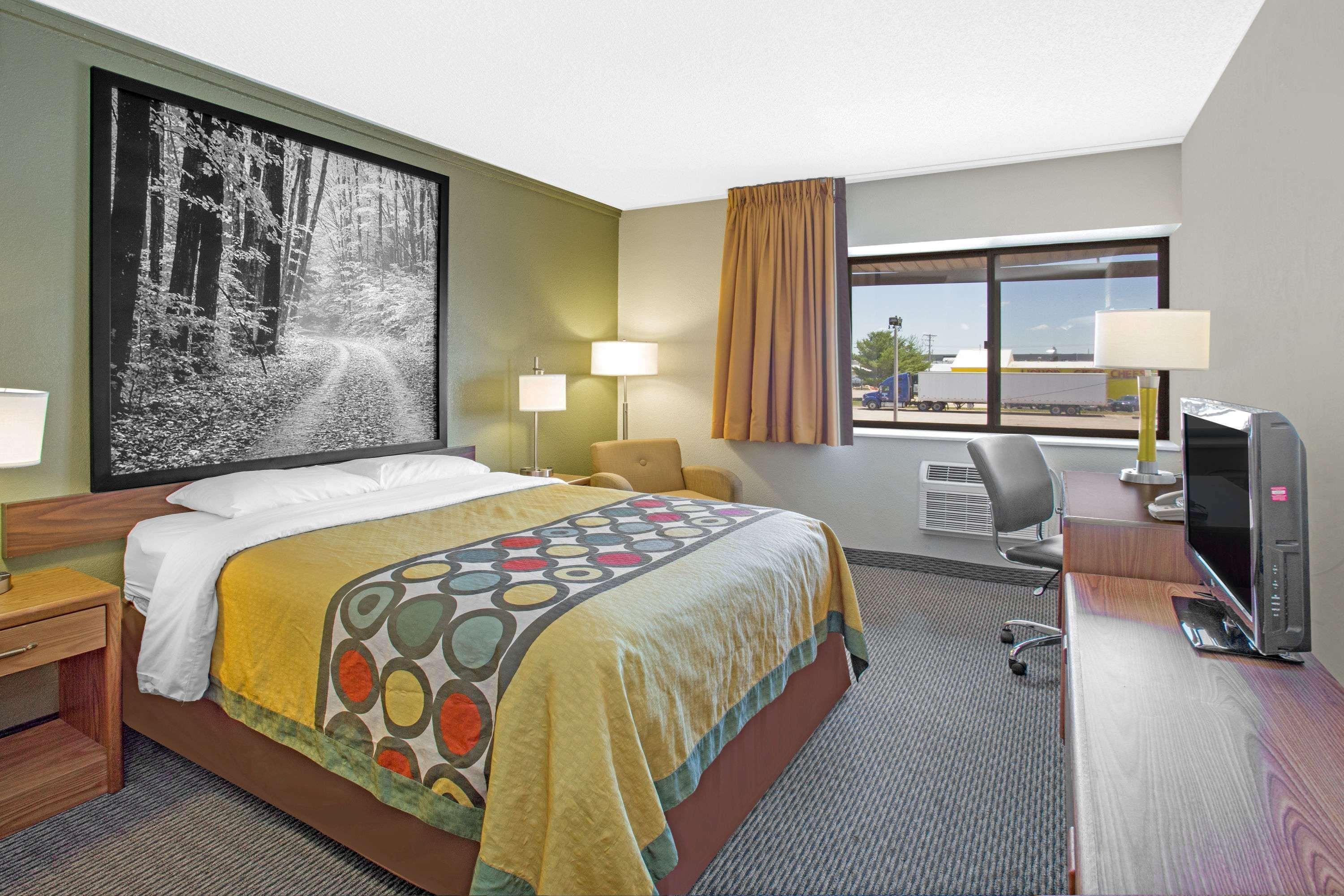 Super 8 By Wyndham Windsor/Madison North Hotel Bagian luar foto