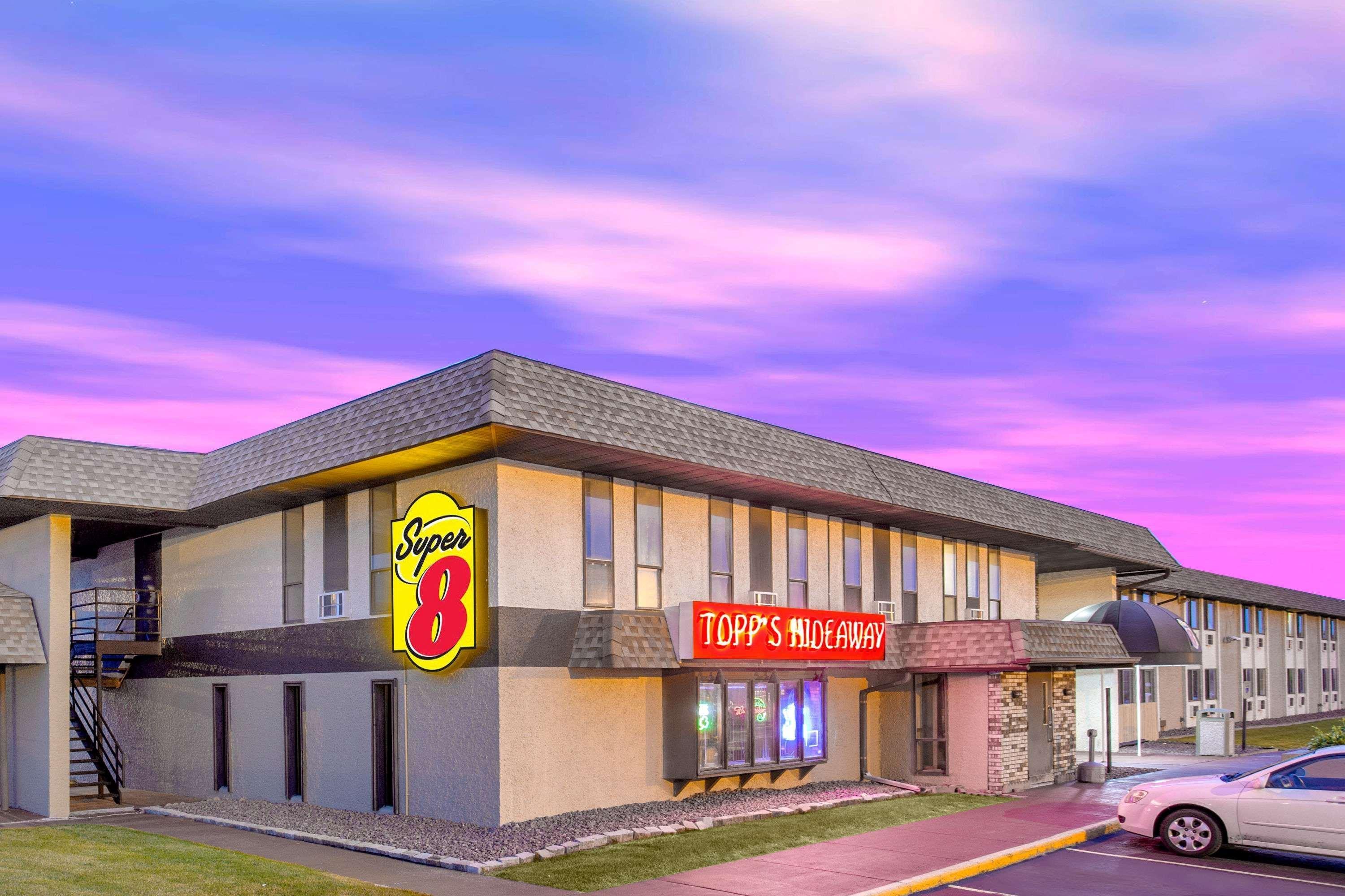 Super 8 By Wyndham Windsor/Madison North Hotel Bagian luar foto
