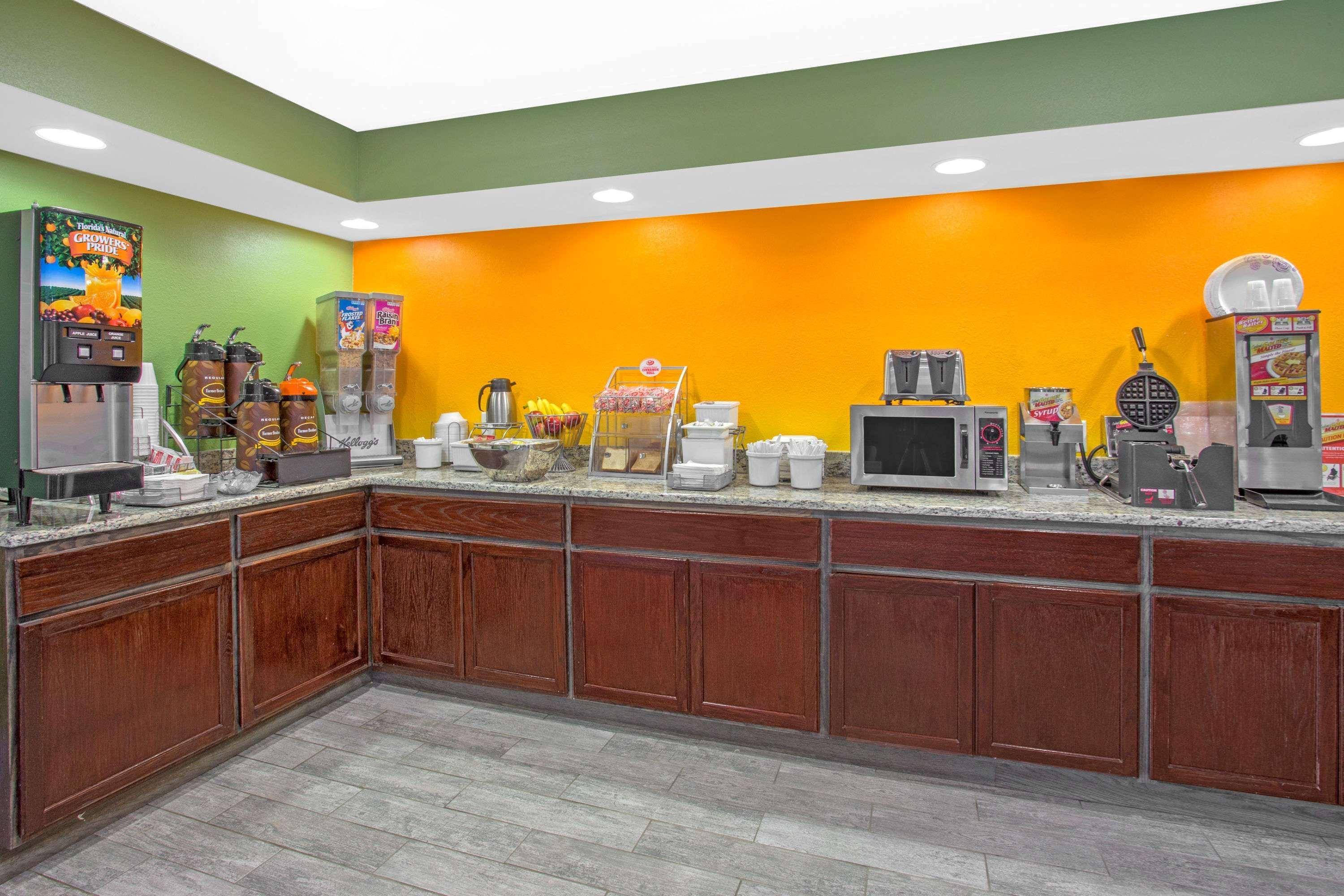 Super 8 By Wyndham Windsor/Madison North Hotel Bagian luar foto