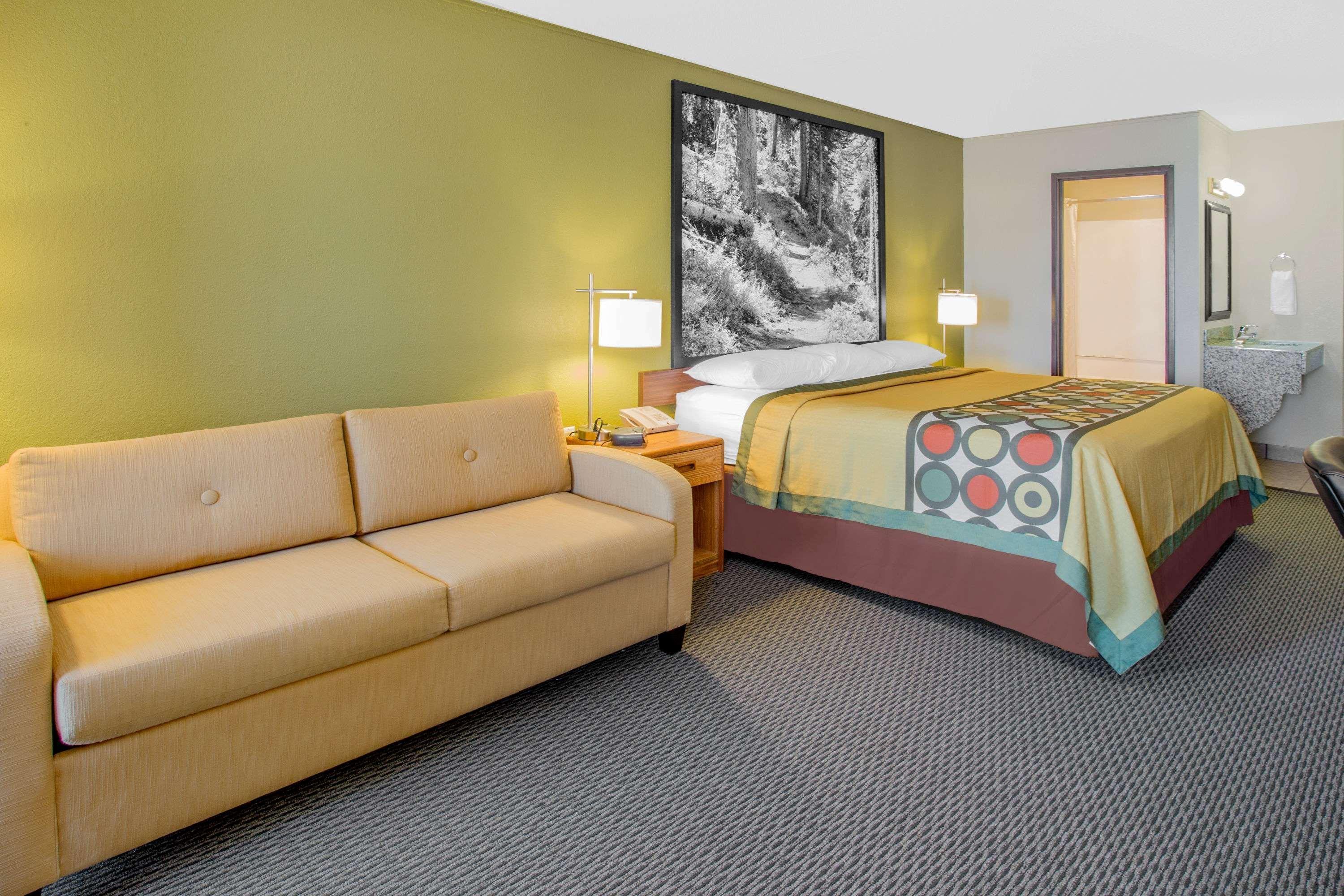 Super 8 By Wyndham Windsor/Madison North Hotel Bagian luar foto