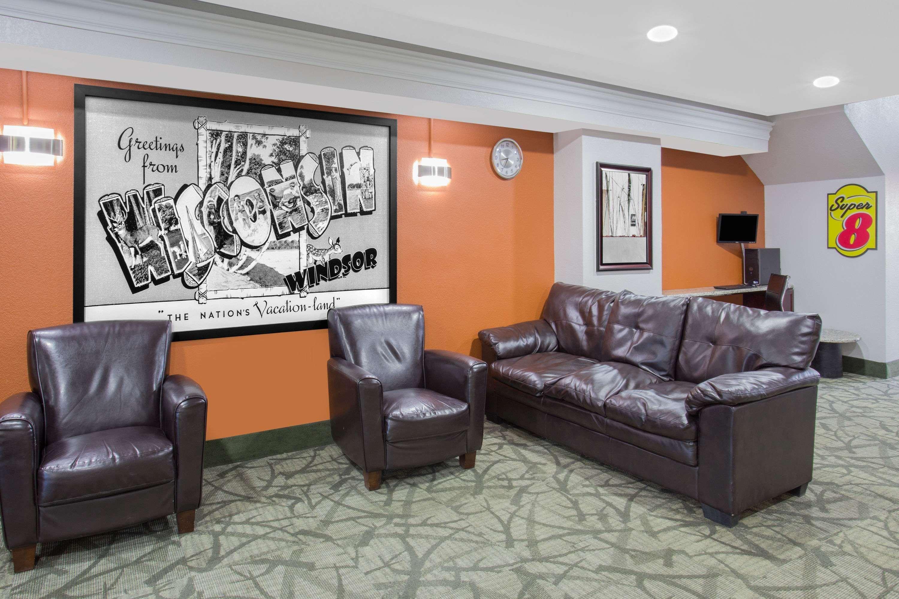 Super 8 By Wyndham Windsor/Madison North Hotel Bagian luar foto
