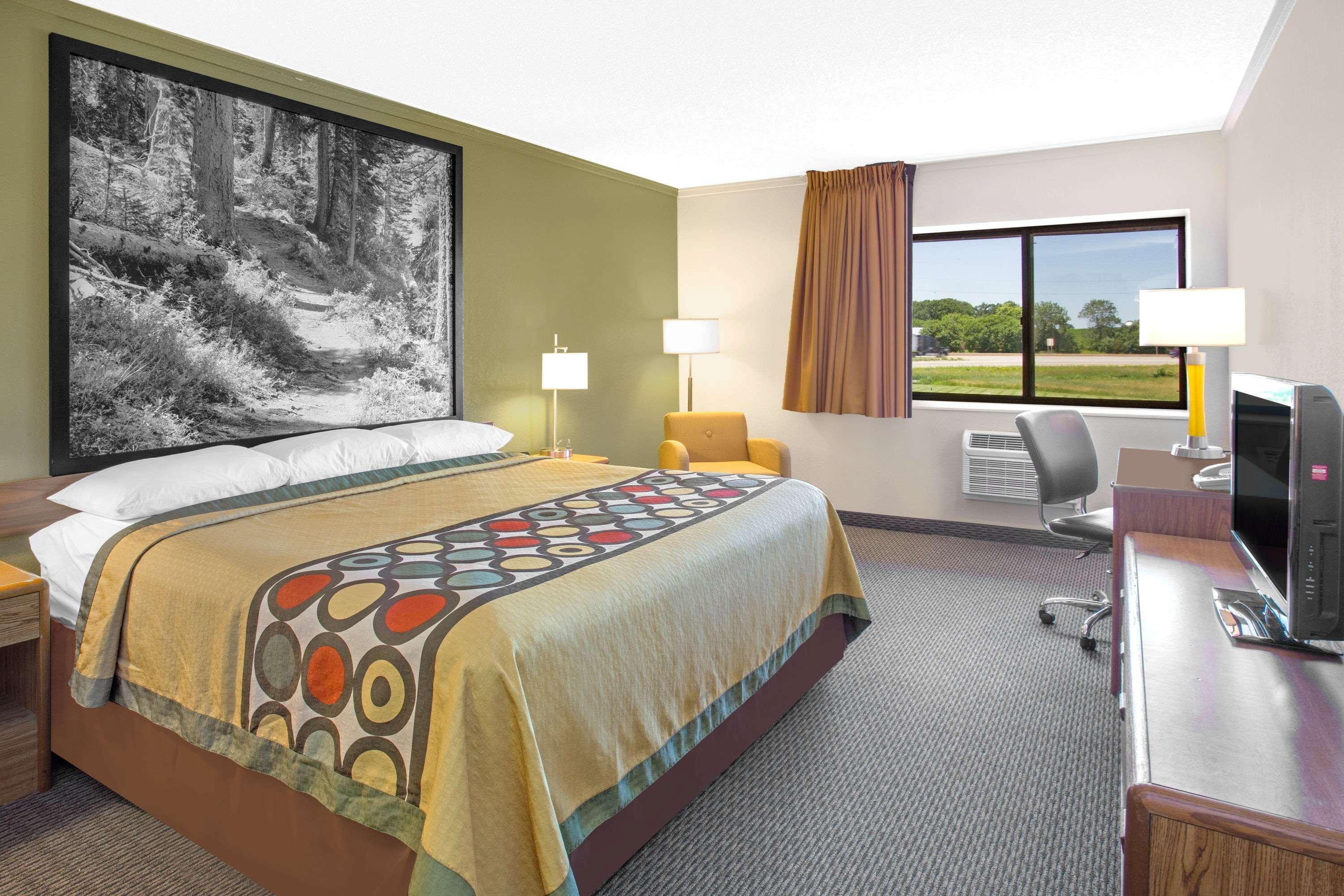 Super 8 By Wyndham Windsor/Madison North Hotel Bagian luar foto