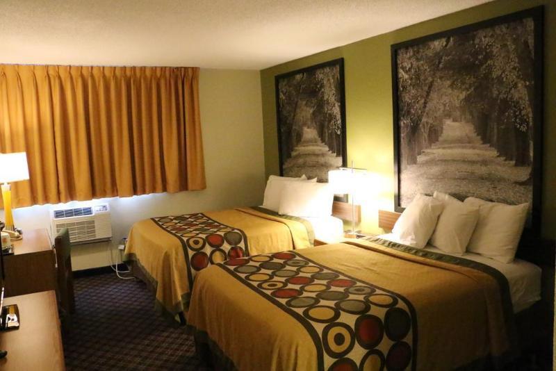 Super 8 By Wyndham Windsor/Madison North Hotel Bagian luar foto