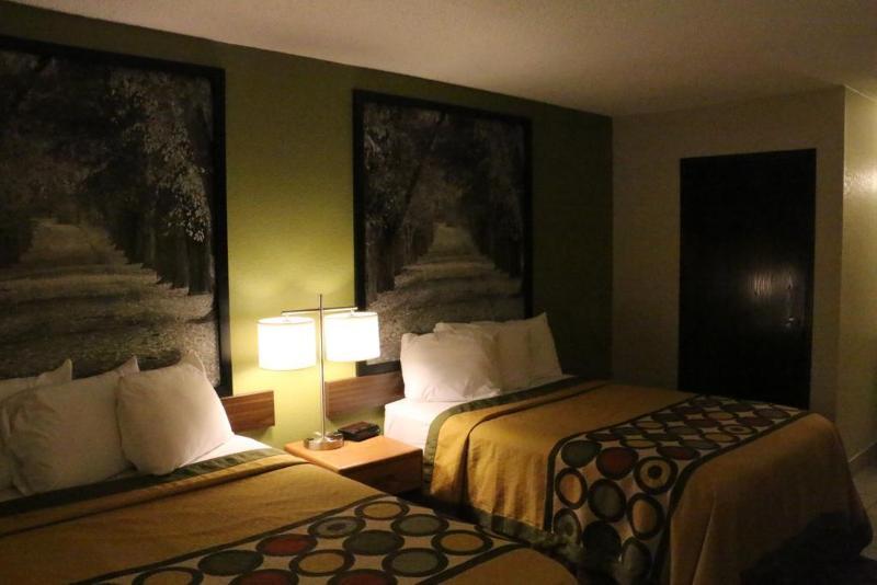Super 8 By Wyndham Windsor/Madison North Hotel Bagian luar foto