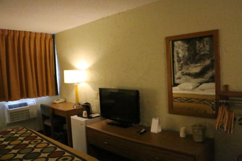 Super 8 By Wyndham Windsor/Madison North Hotel Bagian luar foto