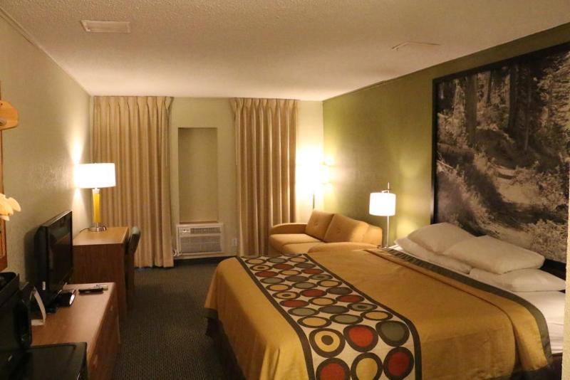 Super 8 By Wyndham Windsor/Madison North Hotel Bagian luar foto